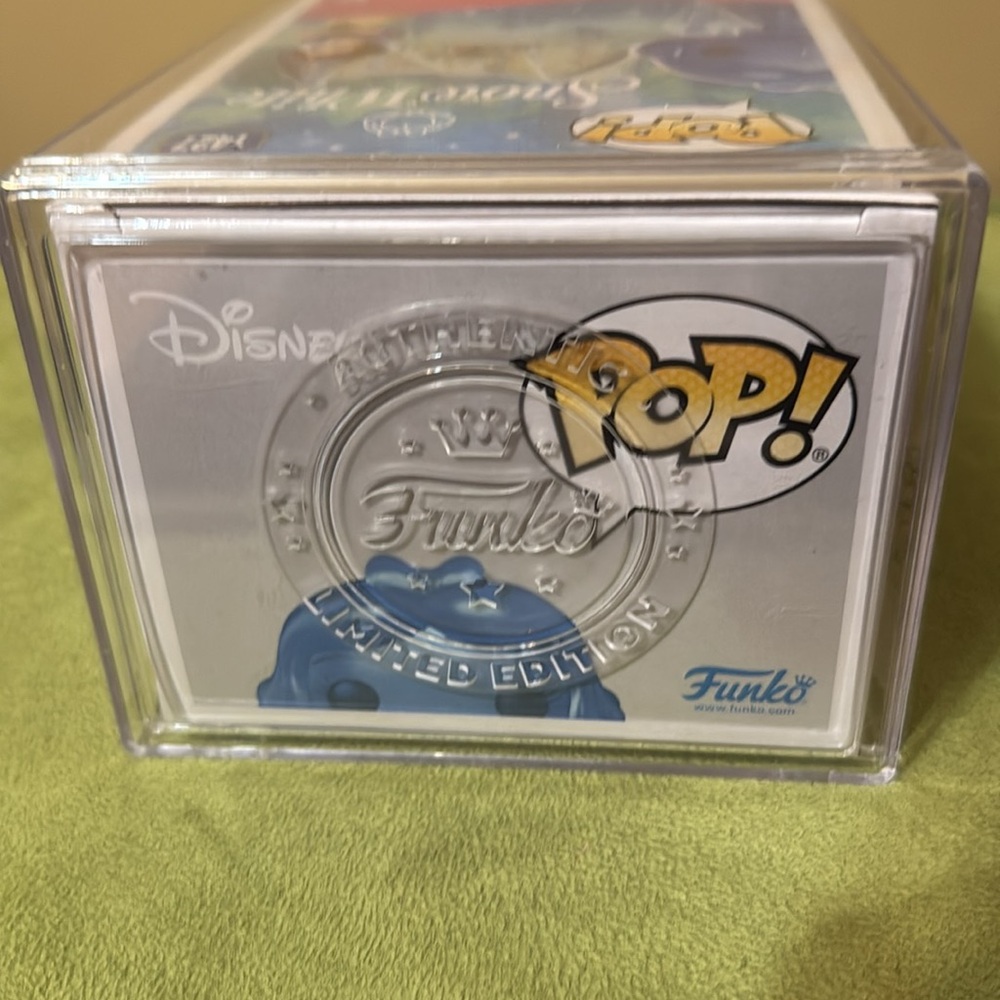 FUNKO POP! SNOW WHITE (TRANSLUCENT BLUE) (GLOW) WITH POP! PROTECTOR - Picture 9 of 10